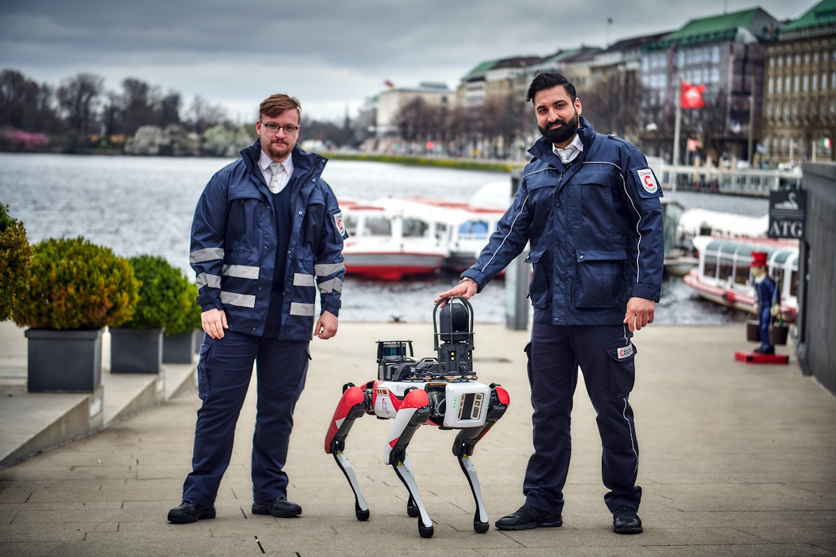 CIBOTICS Laufroboter Spot zusammen mit Wachschutz